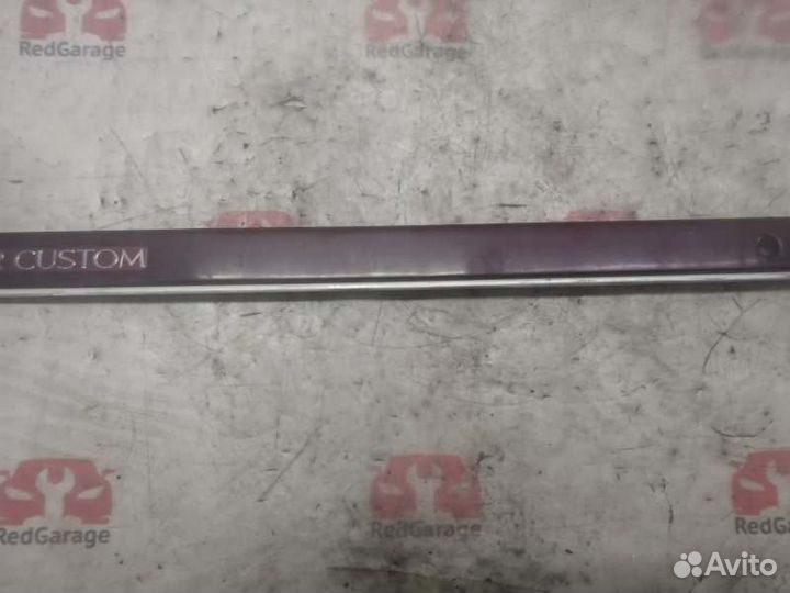 Накладка двери багажника Toyota Hiace LH107G 3L