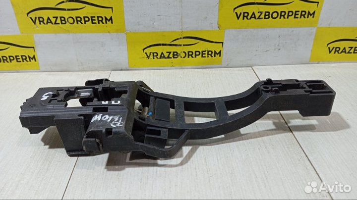 Кронштейн ручки двери передний правый Ford Focus 3