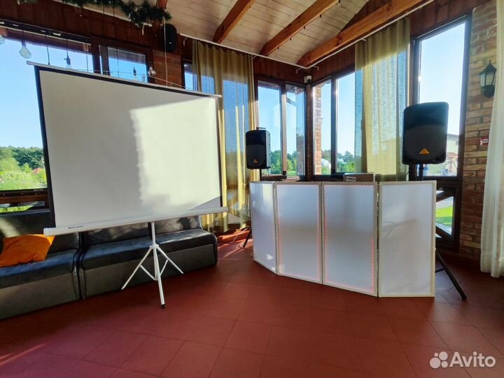 DJ с аппаратурой для вашего праздника