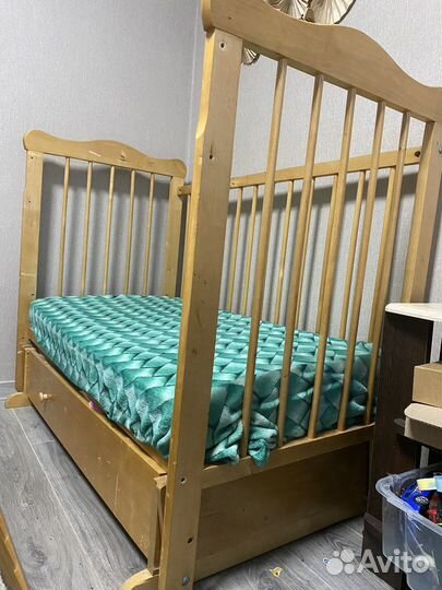 Детская кроватка с маятником