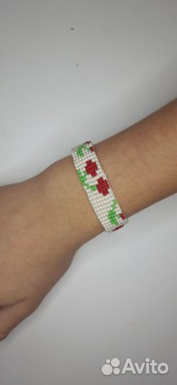 Широкий браслет из бисера
