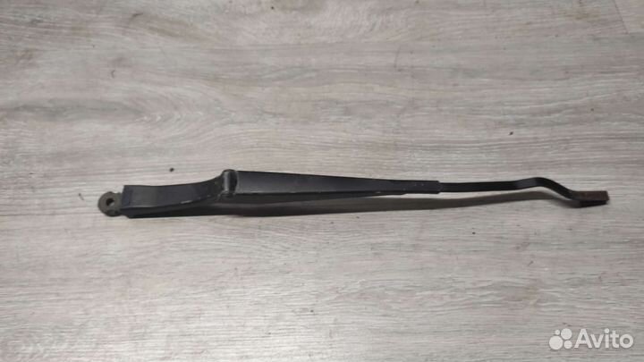 Поводок дворника правый пассат б3