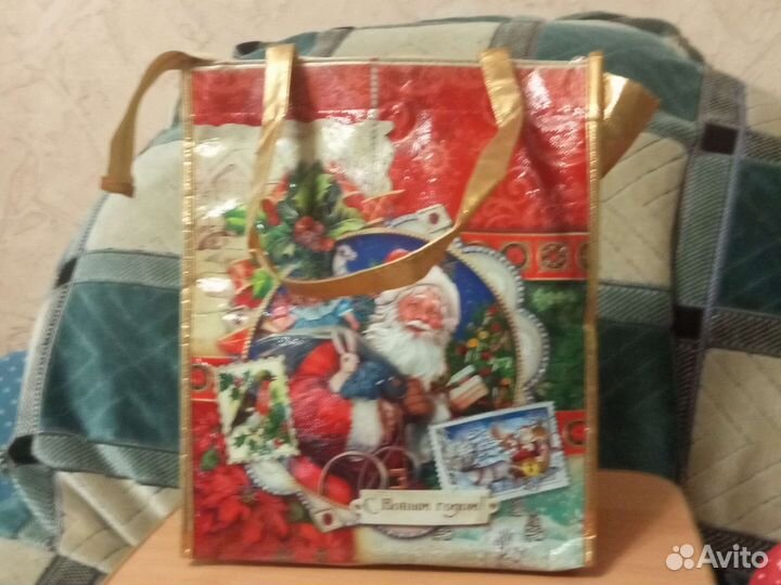 Сундучок металлический, сумочки новогодние