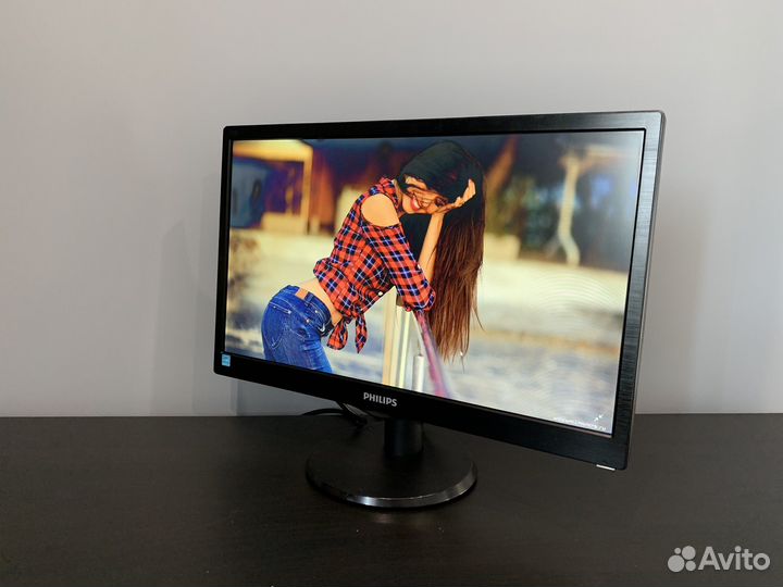 Монитор Philips 19 дюймов полный комплект