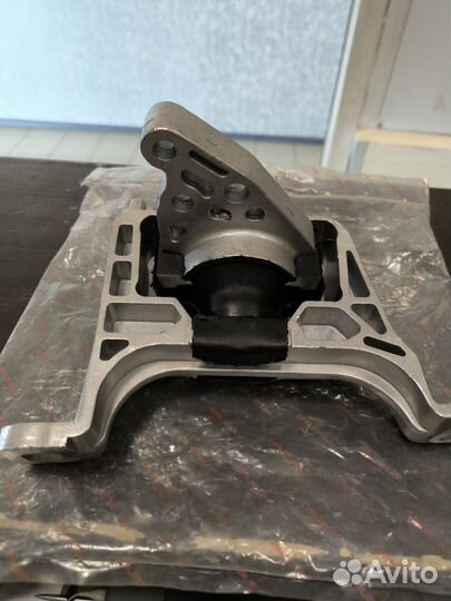 Подушка двигателя правая Mazda 3 BL 1.6