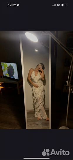 Платье с воланами белое