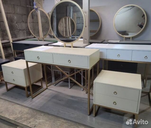 Туалетный столик с зеркалом и подсветкой