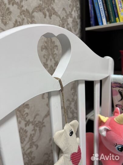 Детская кроватка с маятником
