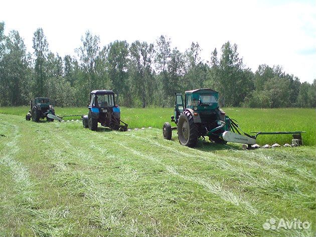 Покос травы трактором