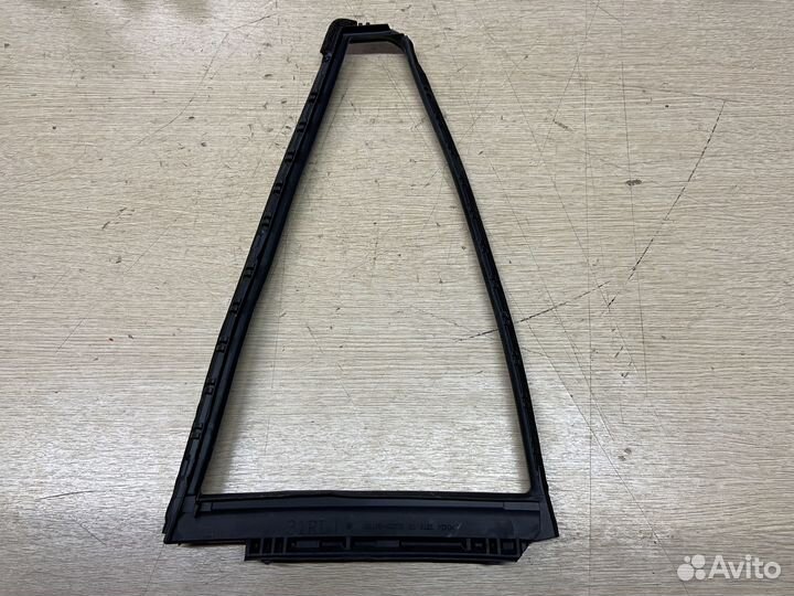Молдинг стекла задний левый Toyota Rav4 XA50