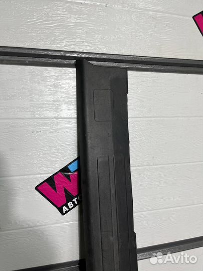 Молдинг (накладка кузовная) левый Dodge Ram 5 DT