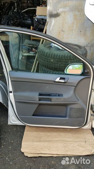 Двери передние Фольксваген Поло 2007 год