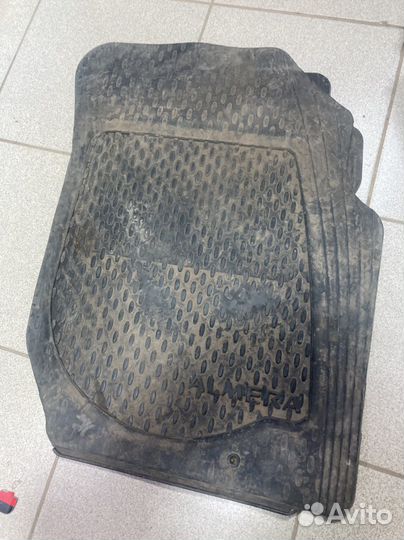 Резиновые ковры в салон almera