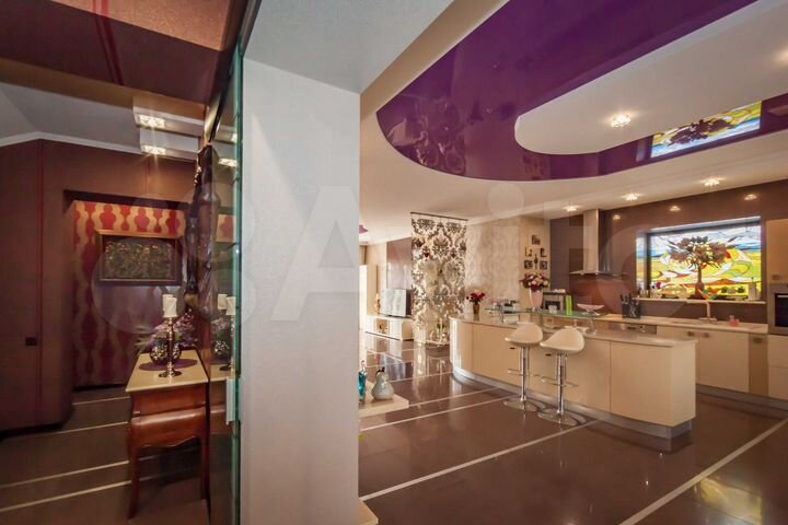 Дом 458 м² на участке 7,7 сот.