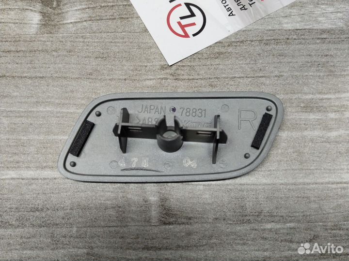 Крышка форсунки Lc 200 правая серая 2008-2011