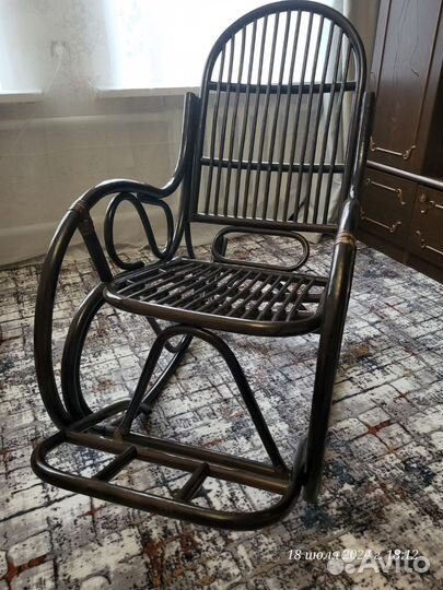 Кресло качалка из ротанга