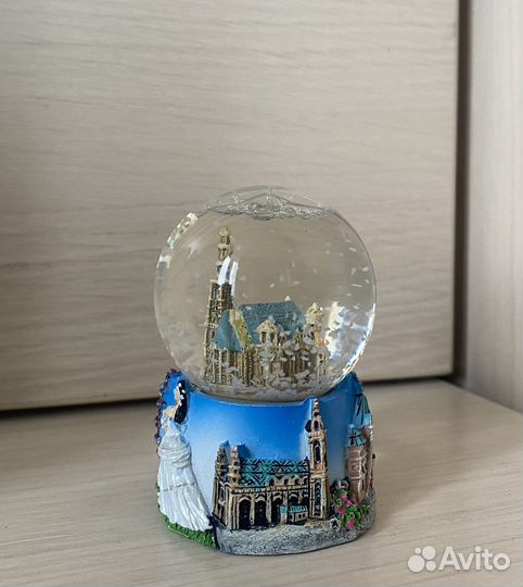 Стеклянный шар со снегом