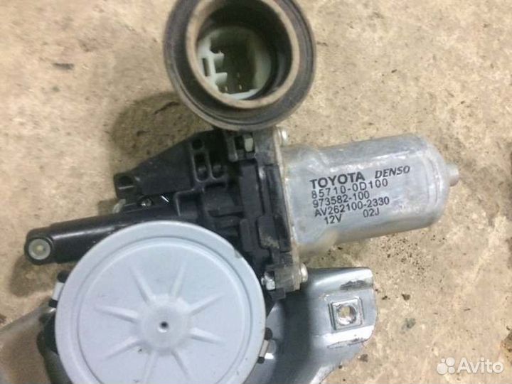 Стеклоподъемник передний правый Toyota Auris E15