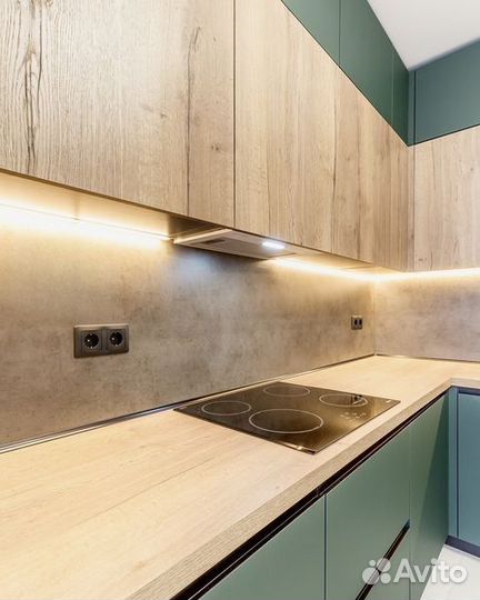 Зеленая угловая кухня с Gola-профилем