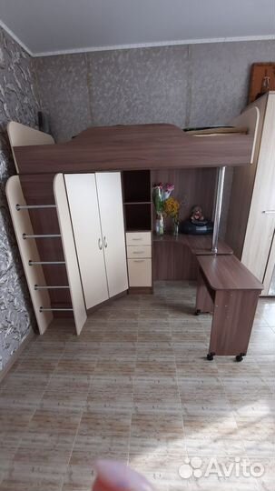 Детская кровать чердак со столом и шкафом