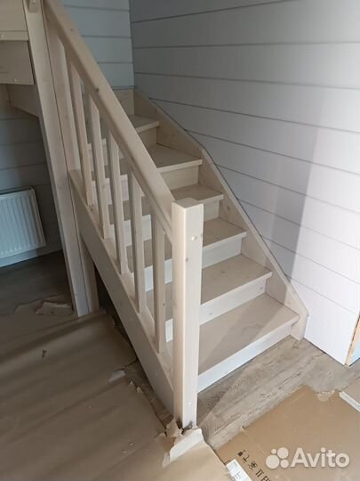 Деревянная лестница на второй этаж под ключ