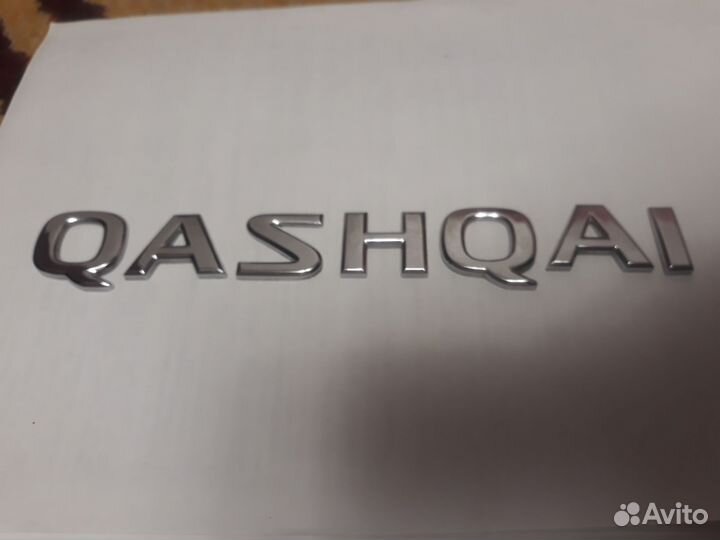 Эмблема крышки багажника Nissan Qashqai J11