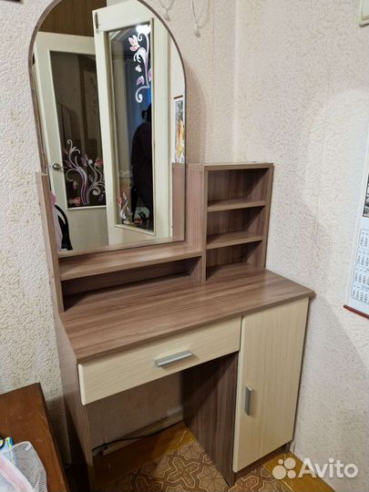 Туалетный столик с зеркалом