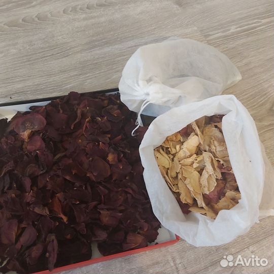 Сухие лепестки розы
