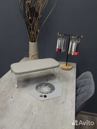 Маникюрный стол с вытяжкой