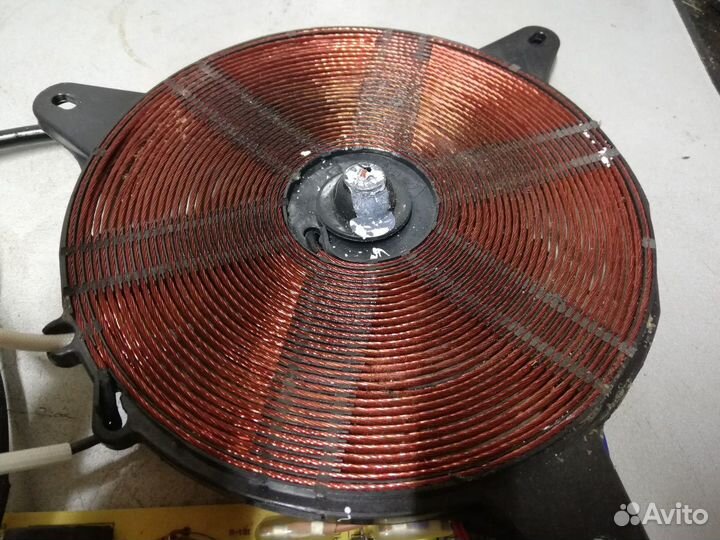 Зачасти от индукционной плиты