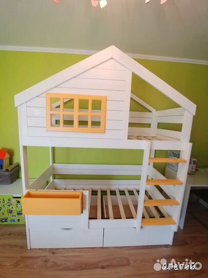 Двухъярусная кровать домик