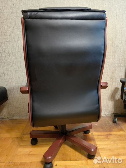 Кожаное кресло руководителя