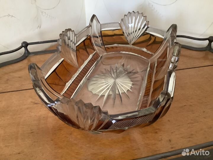 Красивая старинная ваза для фруктов