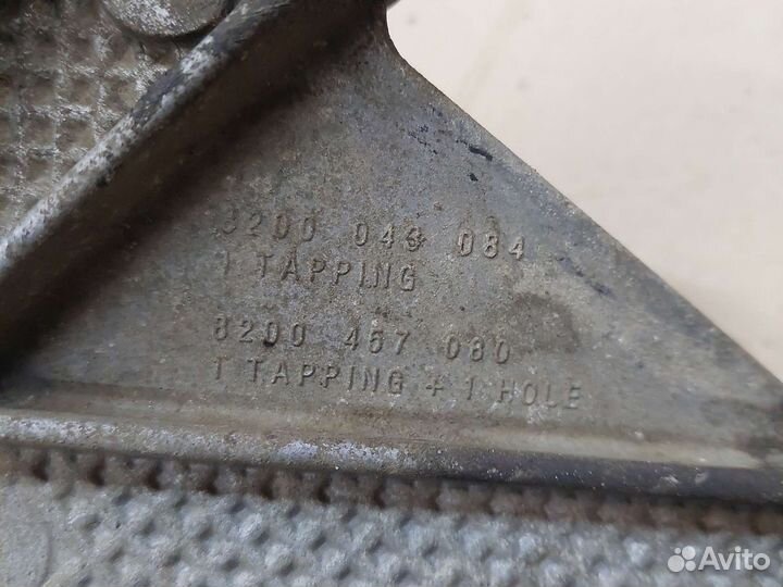 Кронштейн опоры МКПП Renault Megane 2 Logan