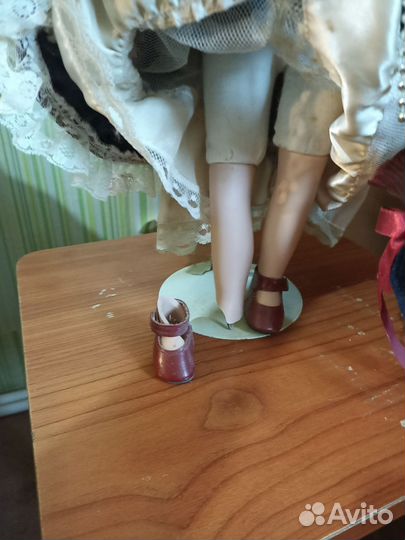 Кукла фарфоровая