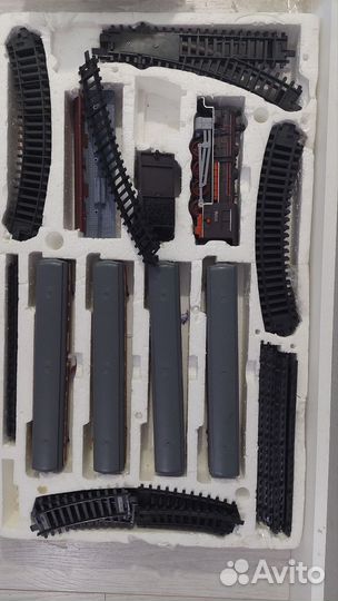 Железная дорога с электропоездом