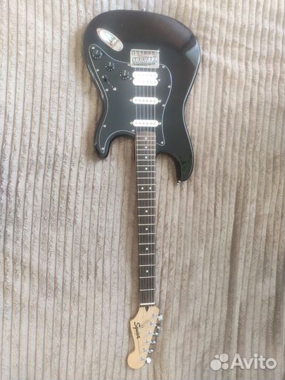 Fender Squier Bullet Stratocaster HSS + Boss OS-2