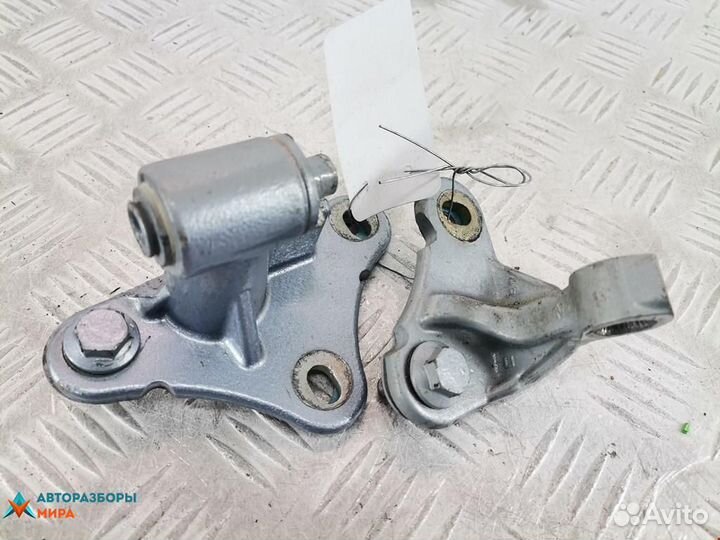 Петля двери Mercedes-Benz M-Класс W164 2007