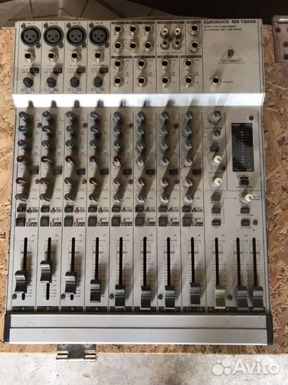 Микшерный пульт behringer