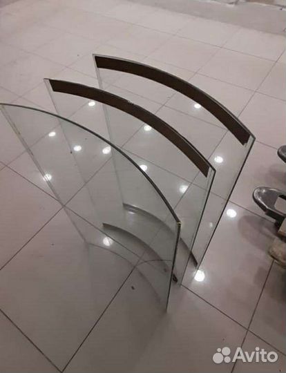 Гнутое стекло для витрины