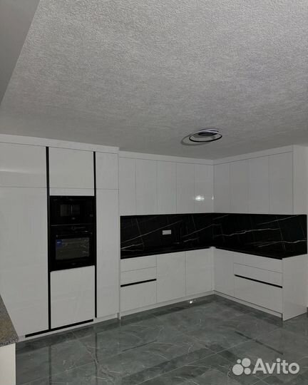 Стильная угловая кухня