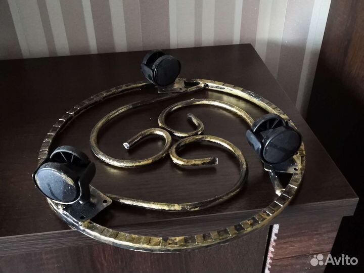 Подставка металлическая на колесиках