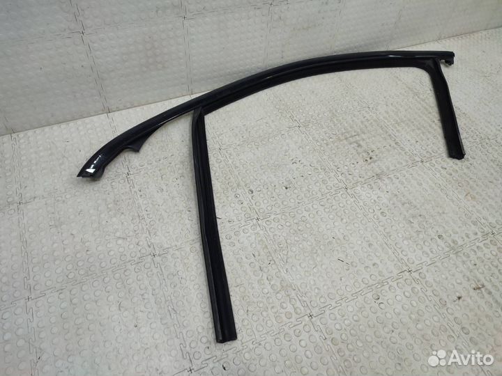 Уплотнитель стекла двери передний левый