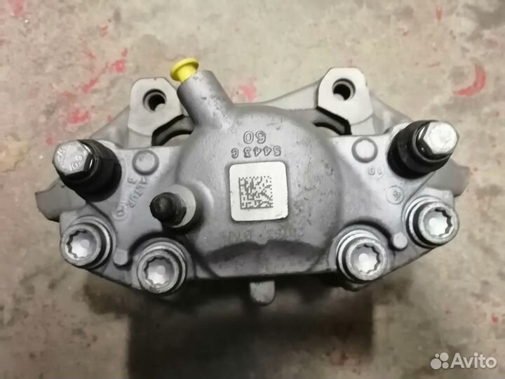 Суппорт передний A2044213181 mercedes