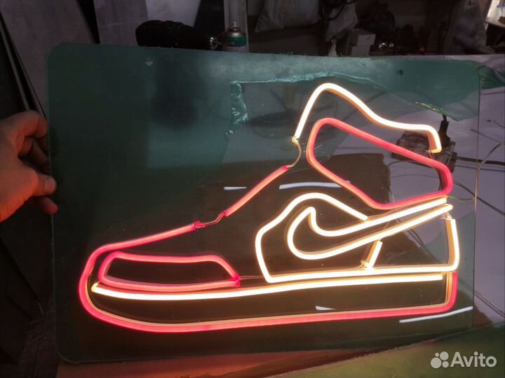 Неоновая вывеска, Неон