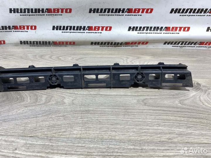 Кронштейн заднего бампера центральный Skoda