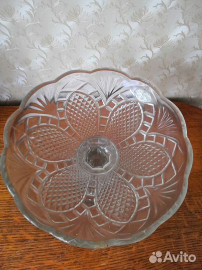 Ваза для фруктов на ножке