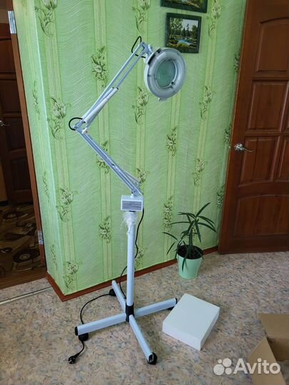 Лампа-лупа на штативе 5 крат. на колесах