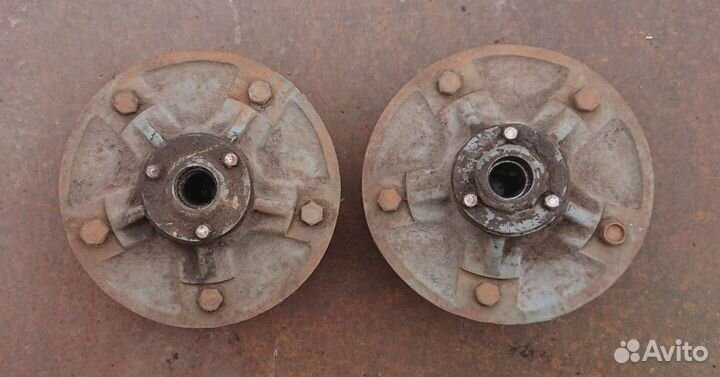 Ось со ступицами