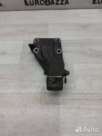 Кронштейн опоры двигателя Mercedes М266